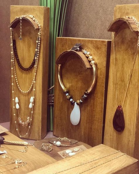 Jewelry Display Ideas, Jewelry Display Booth, Creative Jewelry Displays, Jewelry Booth, Wood Jewelry Display, Boutique Display, Diy Jewelry Display, Jewelry Quotes, Necklace Display