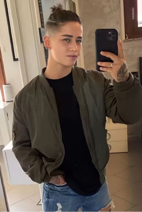 10 Best FTM Haircuts to Express Your Style & Fresh Look Designs In Undercut, Masc Lesbian Hairstyles Short, Lesbian Hairstyles Long Hair, Lesbian Hairstyles Short, Masc Lesbian Haircut, Lesbian Short Hair, Ylenia Riniti, Ftm Haircut, Lesbian Hair