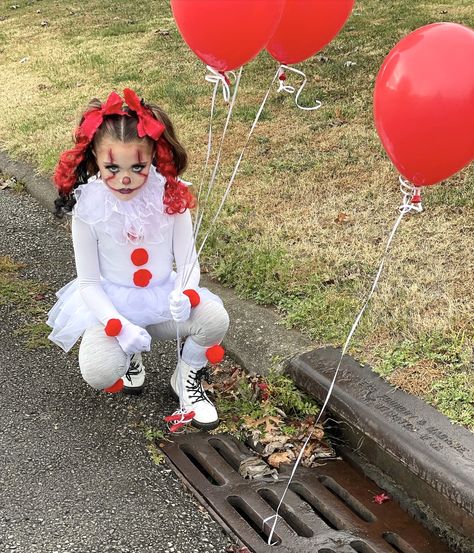 Pennywise Makeup Girl Kid, Girl It Costume, Pennywise Girl Costume, Pennywise Costume For Kids, Girl Clown Costume, Jigsaw Costume, Pennywise Halloween Costume, Disfraces Ideas, Vintage Halloween Costumes