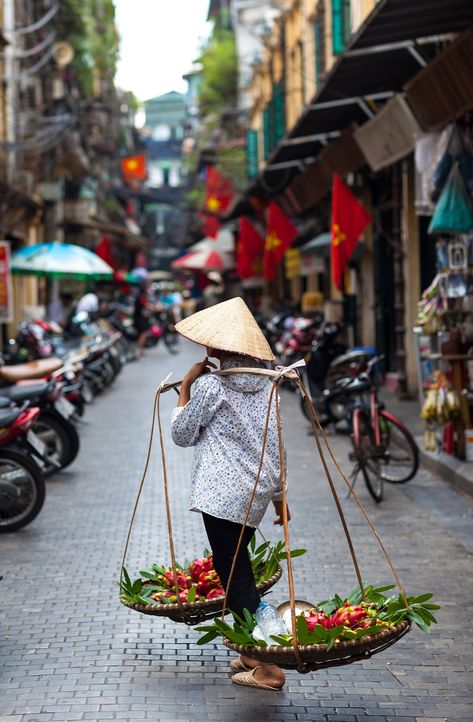 Vietnam Backpacking, Beautiful Vietnam, Vietnam Voyage, Vietnam Travel Guide, Vietnam Food, Backpacking Asia, Vietnam Tours, Street Vendor, Ha Long Bay