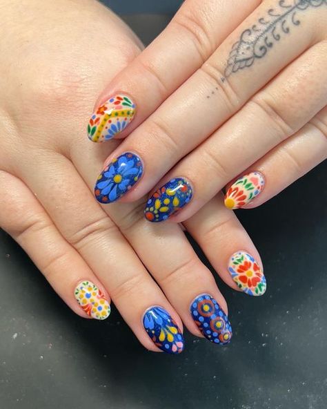 New Mexico Nails Art Designs, Mexican Inspo Nails, Talavera Nail Art French Tip, Colombian Nails Designs, Mexican Tile Nail Art, Frida Khalo Nails, Mexican Pottery Nails, Barro Nails, Mexican Tile Nails