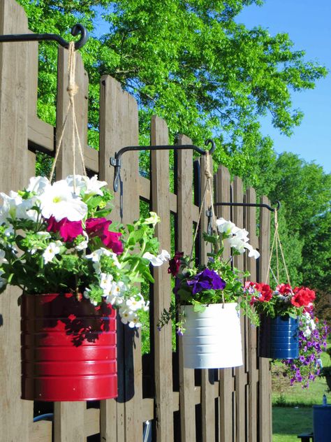 Tin Can Garden Ideas, Coffee Can Planter, Tin Can Planters, Can Planters, Diy Vertical Garden, Design Garden Ideas, Driftwood Art Diy, Eco Friendly Garden, Garden Decor Projects