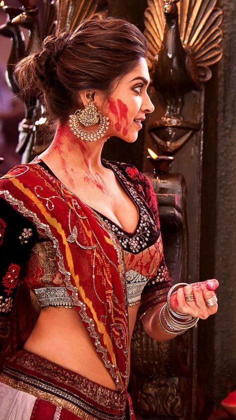 Deepika Padukone Saree, Ram Leela, Bollywood Wallpaper, Dipika Padukone, Saree Bollywood, Deepika Padukone Style, Ghagra Choli, Madhuri Dixit, Indian Couture