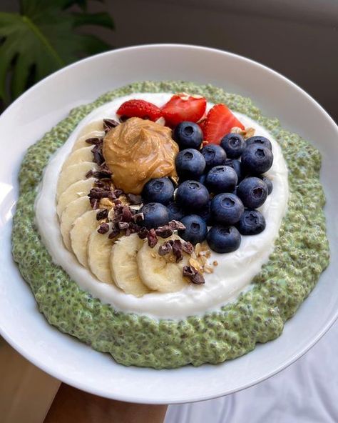 Ilona Niina🇨🇭 on Instagram: "Matcha chia pudding breakfast bowl🍵🥰✨ (recipe down below⬇️) If you watch my stories you know that I’ve been a little obsessed with matcha lately so had to incorporate it into my breakfasts as well😏🙌🏻 I mean look at that color💚🥺⁣ ⁣ ✨toppings✨ vanilla soy yogurt, banana, strawberries, blueberries, muesli, cacao nibs and peanut butter🥜🍓🫐⁣ ⁣ 🍵matcha chia pudding🍵⁣ 🌟ingredients🌟⁣ - 30g chia seeds⁣ - ~1/4-1/2 tsp matcha ⁣ - 175ml soy milk⁣ - 2 tbsp maple sy Chia Bowl Recipes, Chia Pudding Aesthetic, Matcha Breakfast, Pudding Breakfast, Matcha Overnight Oats, Matcha Chia Pudding, Chia Pudding Breakfast, Chia Bowl, Soy Yogurt