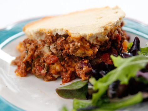 ► Pioneer Woman Tamale Pie: masa harina, chicken broth, shortening, butter, baking powder,  olive oil, ground beef, onion, red bell pepper, jalapeno, poblano, chili powder, cumin, pepper, garlic, canned tomatoes, beef broth, tomato paste & canned red kidney beans. Masa presoaked, fat, baking powder & salt beaten, masa added in 3 batches. ½ masa in bottom of greased 10" cast iron skillet, ½ on top. Bake in preheated 400°F oven 25 – 30 mins. Hominy Casserole, Tamale Pie Recipe, Perfect Pot Roast, White Chicken Enchiladas, Tamale Pie, Smothered Pork Chops, Pioneer Woman Recipes, Ree Drummond, The Pioneer Woman