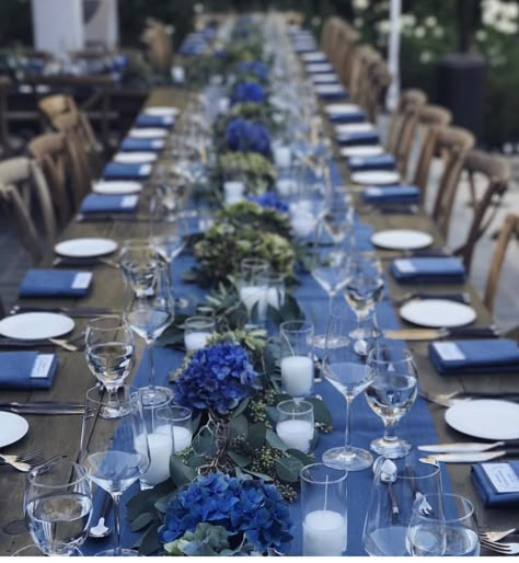 Blue Party Themes, Dark Blue Hydrangea, Blue Table Settings, Navy Blue And Gold Wedding, Graduation Party Table, Dark Blue Wedding, Marine Wedding, Blue Party Decorations, Popular Wedding Colors