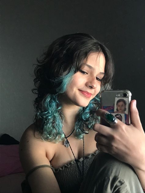 Cool Dyed Hair Ideas Short Curly, Curl Dyed Hair, Teal Underdye Hair, Hair Dye On Curly Hair, Under Hair Dye Curly, Died Hairstyles Hair Dye, Under Dyed Hair Curly, Dyed Underlayer Curly Hair, Peekaboo Hair Color Curly