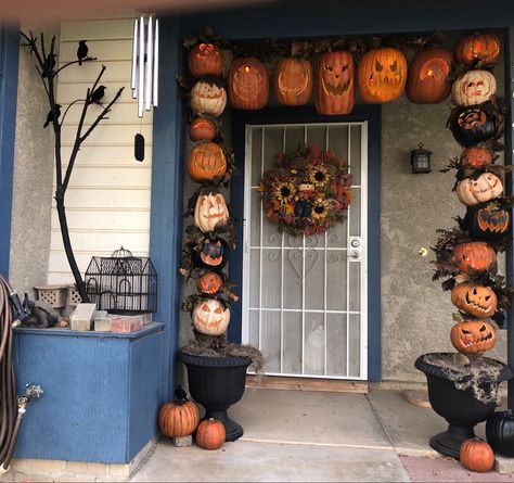 Pumpkin Doorway Arch, Halloween Pumpkin Arch, Pumpkin Archway Diy, Diy Pumpkin Arch, Halloween Front Porch Decorations, Halloween Doorway, Pumpkin Arch, Halloween Arch, Front Porch Decorations