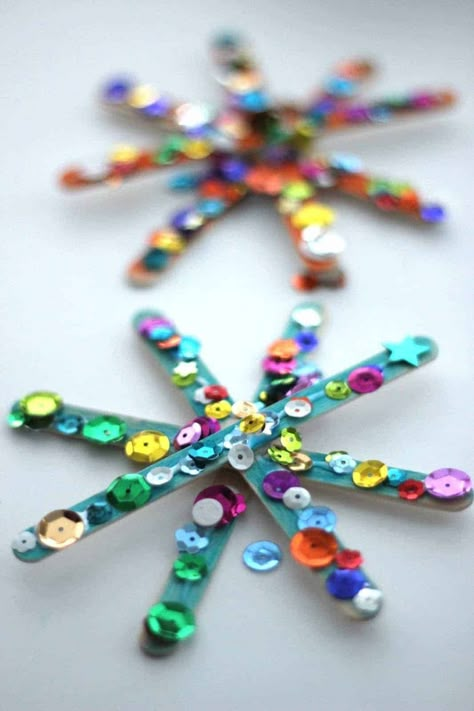 Sparkly Snowflake Craft for Kids - Toddler Approved New Christmas Ornaments, Handprint Christmas Tree, How To Make Snowflakes, Handprint Christmas, Snowflake Craft, Christmas Crafts For Toddlers, Winter Art Projects, Handprint Craft, Winter Crafts For Kids