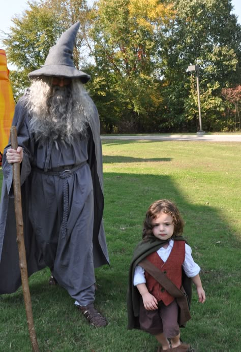 Gandalf and Frodo in the Shire. Anime Festival, Baby Kostüm, Homemade Costumes, Halloween Costume Contest, Toddler Halloween Costumes, Toddler Costumes, Toddler Halloween, Fantasias Halloween, Family Costumes