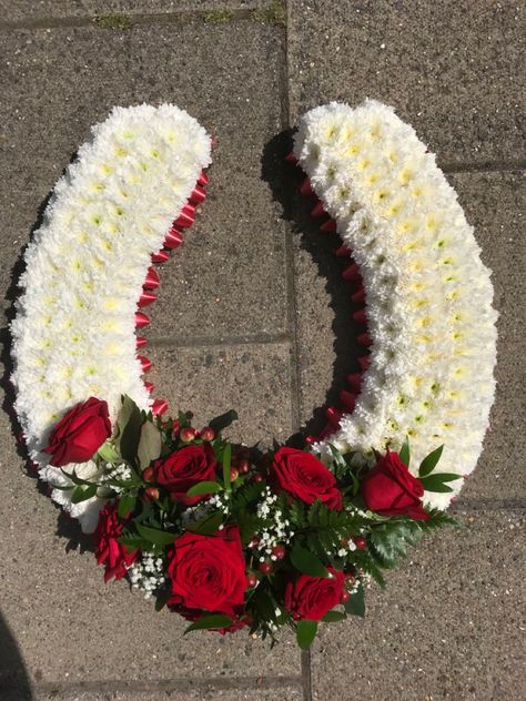 Gravesite Decorations, Grave Flowers, Cemetery Decorations, Horseshoe Decor, Grave Decorations, Flower Vase Arrangements, Cemetery Flowers, Arrangement Ideas, Sympathy Flowers