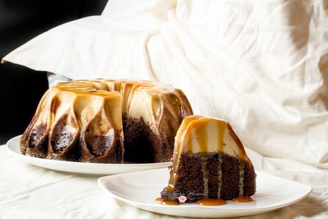 Chocoflan Cake, Jello Cake Recipes, Vegetarian Chocolate Cake, Chocoflan Recipe, Chocolate Flan, Showstopper Dessert, Flan Cake, Jello Cake, Creme Dessert