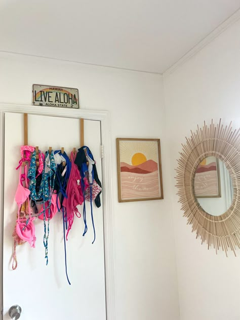 Summer Room Vibes, Cute Bedroom Ideas Beachy, Summer Rooms Ideas, Room Ideas Aesthetic Beachy Boho, Room Inspiration Bedroom Beach, Room Ideas Aesthetic Beach Vibe, Beachy Wall Decor Ideas, Boho Beach Dorm, Beach Girl Room Ideas