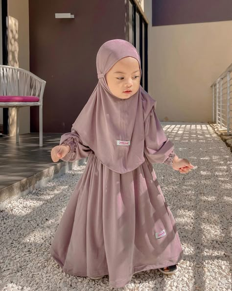 Kids Abaya, Baby Hijab, Muslimah Outfit, Diy Fashion Scarf, Muslim Kids, Fasion Outfits, Baby Frocks Designs, Hijab Fashion Inspiration, Islamic Fashion