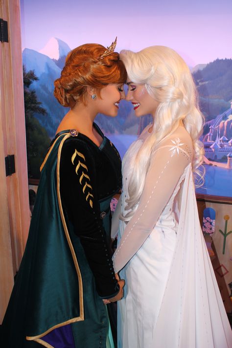 Face Character, Disney World, Frozen 2, Elsa & Anna Anna Et Elsa, Frozen 2 Anna, Character Disney, Disney Princess Cosplay, Frozen 2 Elsa, Anna Disney, Disney Queens, Disney World Characters, Frozen Costume