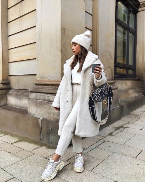 Cottage Outfits, Balenciaga Hat, Dior Clothes, White Trench Coat, Holy Chic, Autumn Winter Outfits, Cozy Outfits, Outfits With Hats, Streetwear Fashion Women