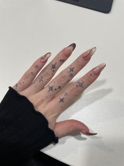 Wrist Filler Tattoos For Women, Star Sign Finger Tattoo, Cute Dainty Hand Tattoos, Hand Doodle Tattoo, Star Tattoos Finger, Finger Tattoos Sparkle, Sparkly Hand Tattoo, Finger Tat Ideas, Star Knuckle Tattoo