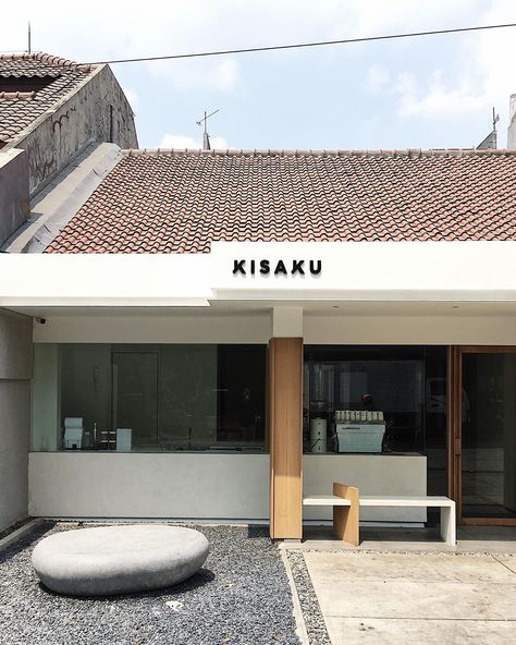 Minimalist Cafe Exterior Design, Japan Cafe Design, Coffee Shop Japanese Style, Japanese Cafe Aesthetic, Minimal Cafe Design, Japanese Cafe Design, Japanese Style Cafe, Japanese Cafe Interior, Japan Cafe