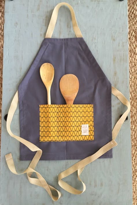 Kids Apron Diy, Kids Apron Pattern Free, Child Apron Pattern, Cute Apron, Diy Apron, Apron Sewing Pattern, Childrens Aprons, Sew Ins, Costura Diy