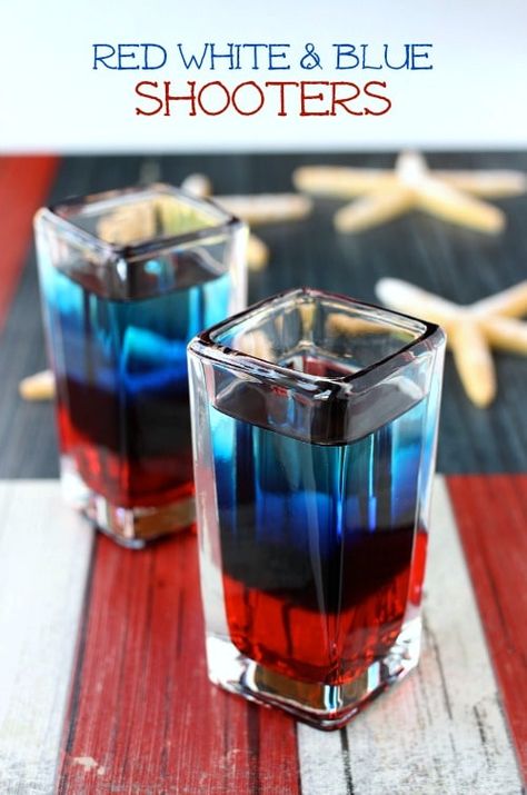 Try these festive Red White and Blue Shooters for your Memorial Day party this weekend! Shots Alcohol Recipes, Happy Hour At Home, Vodka Recipes Drinks, 4th Of July Cocktails, Bbq Parties, Blue Shots, Easy Summer Cocktails, Shots Alcohol, Blue Drinks