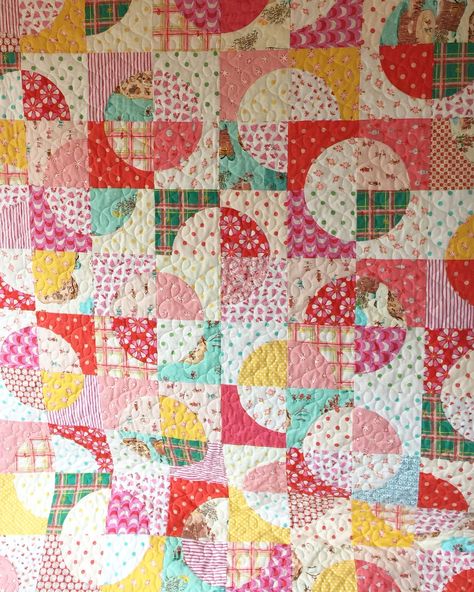 Double Time Quilt ⋆ Patch + Dot Drunkards Path Quilt Pattern, Happy Quilts, Circle Quilt Patterns, Alphabet Patterns, Curved Piecing, Quilt Patch, Drunkards Path Quilt, Drunkards Path, Hanging Quilts