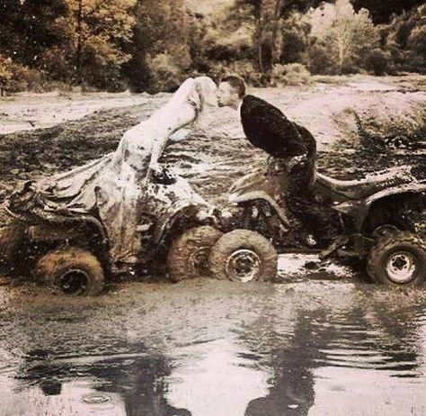 Cute wedding picture But I don't want to get my dress all muddy lol Wedding Pictures Country, Everything Country, Country Cowboy, Country Couples, Camo Wedding, Trash The Dress, Four Wheelers, Foto Tips, Country Wedding Dresses