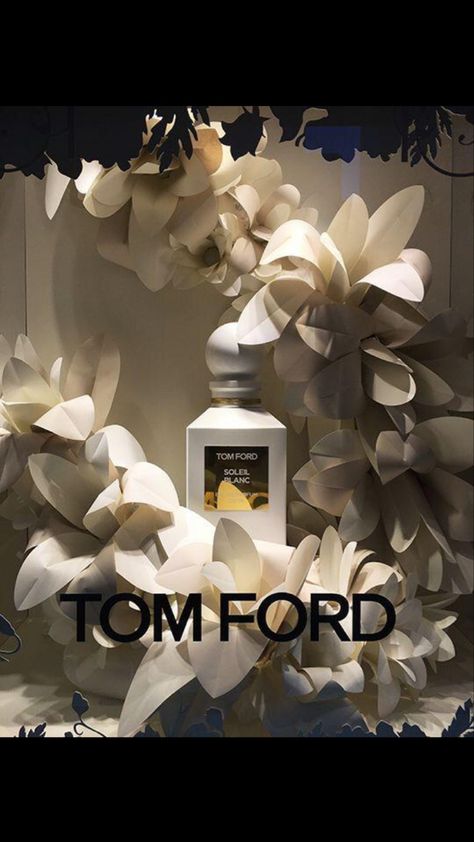 Luxury Window Display, Store Window Display, Perfume Display, Store Window Displays, Visual Merchandising Displays, Window Display Design, Flower Window, Shop Window Design, Creative Display