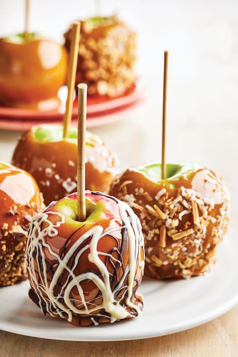 This Caramel Apple recipe is a classic fall dessert that's better and way more fun than the prepackaged stuff. These apples can be made ahead in bulk and stored for up to 3 days in the fridge. Caramel Apples Aesthetic, Apples Aesthetic, Make Caramel Apples, Caramel Apple Recipe, Childhood Halloween, Classic Fall Desserts, Apple Food, Cone Cake, Caramel Apples Recipe