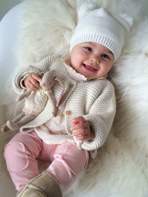 Both the positive AND negative traits your baby has based on her zodiac sign. Girls Winter Outfits, Baby Door, Winter Baby Clothes, Foto Baby, Trendy Baby, Baby Outfits, Baby Winter