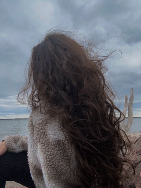 Messy hair At the beach,self timer, windy day at the beach,dark beach aesthetic Unruly Hair Aesthetic, Messy Hair Aesthetic Faceless, Dark Curls Aesthetic, Messy Brown Hair Aesthetic, Brunette Beach Aesthetic, 2b Hair Aesthetic, Wavy Hair Aesthetic Faceless, Bed Hair Messy, Long Messy Brown Hair