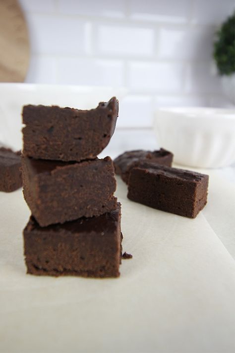 Date Fudge, Dark Chocolate Fudge Recipe, Healthy Fudge, Dark Chocolate Fudge, Fudge Recipes Chocolate, Fall Baking Recipes, Big Chocolate, Fudge Recipe, Make Ahead Meals