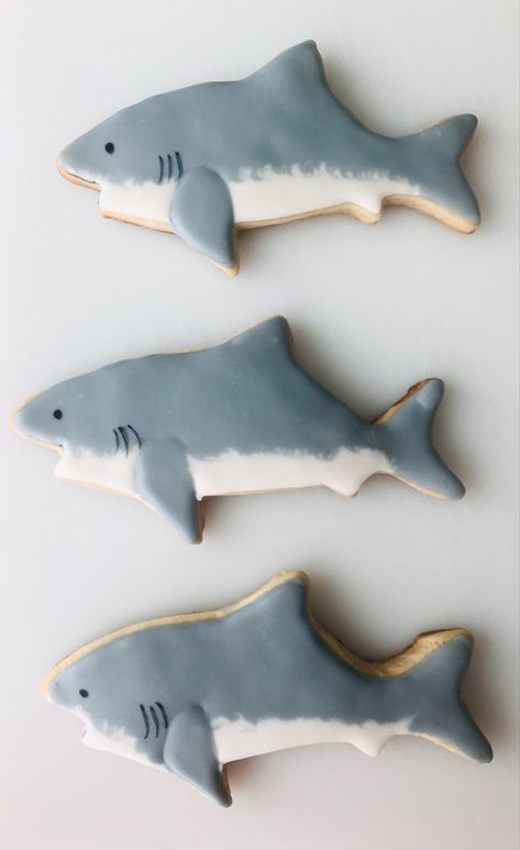 Shark Birthday Party Aesthetic, Shark Sugar Cookies Royal Icing, Shark Cookies Royal Icing, Stingray Cookies, Shark Decorated Cookies, Shark Macarons, Shark Cookies Decorated, Shark Birthday Cookies, Shark Desserts