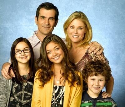 10 Families on tv you wish you were a part of. #buzzfeed Cast Modern Family, Haley Modern Family, Modern Family Haley, Julie Bowen, Family Tv, Ariel Winter, Sarah Hyland, Family Images, Modern Family