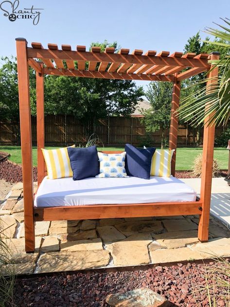 DIY Outdoor Day Bed for About $200 - Shanty 2 Chic Outdoor Daybed Diy, Diy Outdoor Daybed, Daybed Plans, Diy Seng, Outdoor Day Bed, Free Furniture Plans, Sofa Daybed, Diy Daybed, Wood Furniture Plans