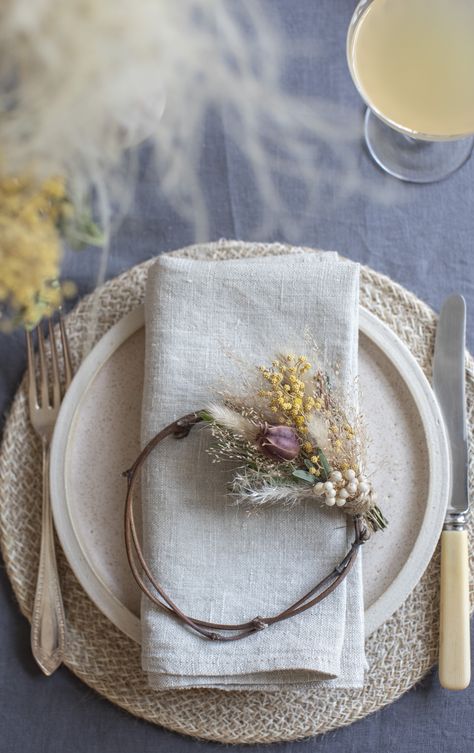 Table Settings Napkins, Dried Flower Napkin Ring, Everlasting Wreaths, Flower Place Setting, Flower Wreath Tutorial, Dried Floral Wreaths, Dried Flower Wreath, Oil Pastel Drawings Easy, Flower Places