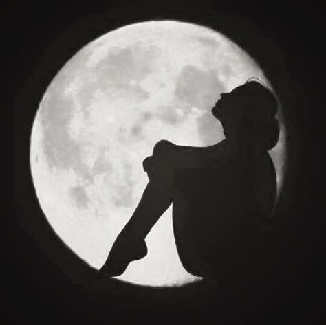 Maus Illustration, Soyut Sanat Tabloları, Moon Pictures, Moon Photography, Dark Art Drawings, Beautiful Moon, Silhouette Art, Jolie Photo, Moon Art