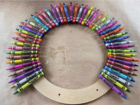 Make a Back to School Crayon Wreath! - Celebrate & Decorate Back To School Wreath Diy, Teacher Wreaths For Classroom, Teacher Decorations, Back To School Wreath, Classroom Wreath, Spray Paint Vases, Crayon Wreath, School Wreaths, Teacher Wreaths