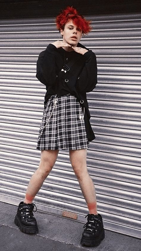 Yungblud Black Dress, Yungblud Inspired Outfits, Yungblud Skirt, Yungblud Outfit Ideas, Yungblud Outfits, Wallpaper Aesthetic Grunge, Grunge Outfits Punk, Yungblud Wallpaper, Outfits Punk