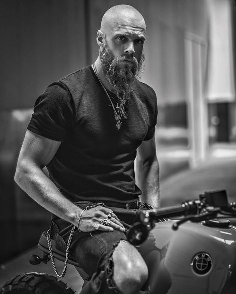 🔥BEARD-INK-STYLE🔥 Mode Bald Men With Beards, Beard Logo, Bald Men Style, Beard Haircut, Bald With Beard, Best Beard Styles, Viking Beard, Black Beards, Rugged Men