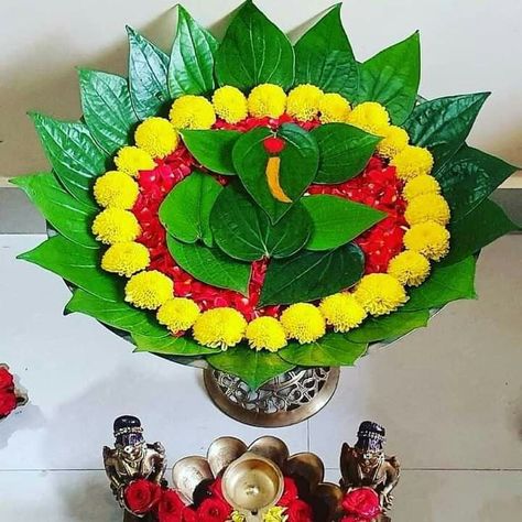 Chhathi Puja Decoration, Vethalai Plate Decoration, Flower Wall Decor Diy, Arti Thali Decoration, Simple Flower Rangoli, Thali Decoration, Home Flower Decor, Thali Decoration Ideas, Diy Floral Decor