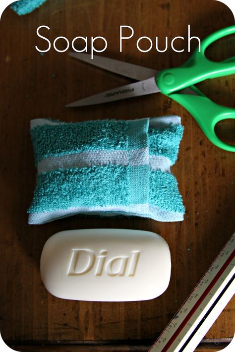 Soap pouch...One inexpensive towel makes about 30 pouches. I love this idea. Diy Soap Pouches, Camping Diy Projects, Savon Diy, Soap Pouches, Diy Soap, Tin Can, Diy Projects To Try, Household Hacks, Camping Gear