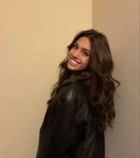 Smiling Pics Insta, Burnette Girls Aesthetic, Smile Pictures Aesthetic, Hairstyles For Instagram Pictures, Smiling Aesthetic Girl, Smiling Selfie Ideas, Smiling Instagram Pictures, New Hair Instagram Pictures, Face Claims Female Brunette Curly Hair