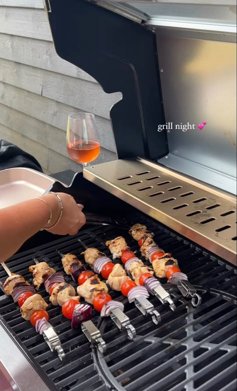 Grilling Out Aesthetic, Grill Astethic, Garden Bbq Aesthetic, Birthday Grill Party, Bbq Aesthetic Night, Summer Grilling Aesthetic, Barbecue Aesthetic Night, Dinner Aesthetic Night Home, Bbq Party Outfits Summer