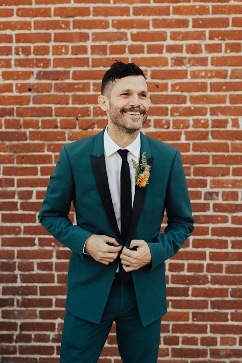 Dark teal groom suit with tropical accents | Image by Heirlume Photography Dark Teal Weddings, Unique Tuxedos, Teal Suit, Costum Elegant, Groom Wedding Attire, Autumn Bride, Wedding Suits Groom, Teal Wedding, Green Suit