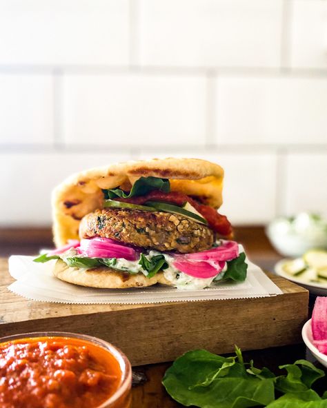 Falafel naan burger - another healthy recipe by Familicious Bread Burger, Harissa Sauce, Falafel Burgers, Recipes With Naan Bread, Roast Me, Vegan Burger, Lime Sauce, Vegan Burgers, Pickling Cucumbers