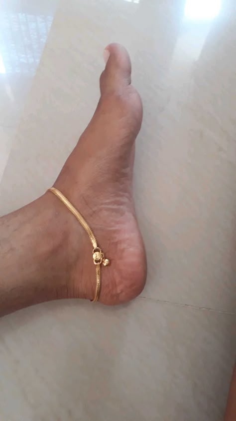 Gold Payal Design Simple, Payal Designs Gold, Gold Anklets Indian, Gold Payal, Payal Designs Silver, Anklet Design, Leg Reference, Silver Anklets Designs, Anklets Indian