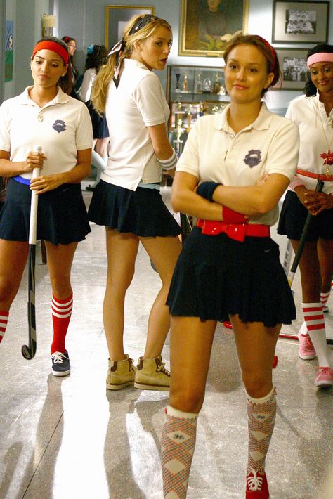 Gossip Girl plays Lacrosse toooo =D *umm actually thats field hockey get your facts straight* Field Hockey Outfits, Vanessa Abrams, Estilo Blair Waldorf, Estilo Gossip Girl, Hockey Outfits, Blair Waldorf Outfits, Dan Humphrey, Blair And Serena, Stile Blair Waldorf