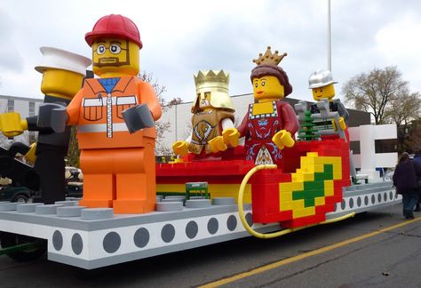 Lego Circus Ideas, Lego Concert Stage, Lego Carnival Rides, Lego Ferris Wheel Instructions, Lego Ferris Wheel, Carnival Floats, Christmas Parade Floats, Lego Costume, Burning Man Art