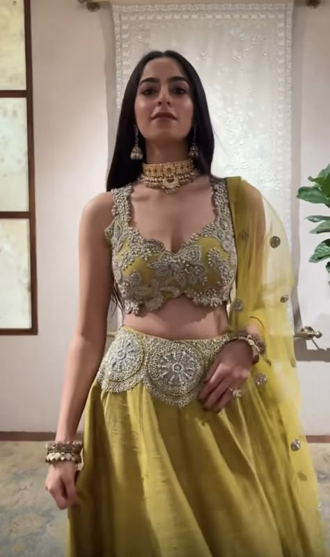 Elegant Royal Dresses, Unique Lehenga Designs, Heavy Blouse, Haldi Outfits, Designer Bridal Lehenga Choli, Simple Lehenga, Indian Outfits Lehenga, Wedding Lehenga Designs, Lehenga Designs Simple