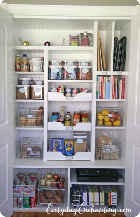 Cupboard Organization, Small Kitchen Pantry, Small Pantry Organization, Pantry Drawers, Organized Pantry, Corner Pantry, Pantry Remodel, Closet Hacks Organizing, Pantry Makeover